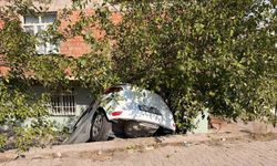 Araç istinat duvarından aşağı düştü