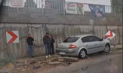 Niğde’de virajı alamayan araç trafik levhasına çarptı