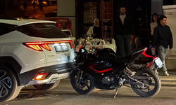 Niğde’de motosiklet otomobile arkadan çarptı
