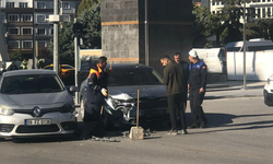 Niğde Cumhuriyet Meydanı'nda iki otomobil çarpıştı
