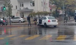 Niğde’de otomobil kaldırıma çıkıp levhaya çarptı