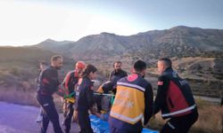 Traktörün altında sıkışan sürücüyü kurtarıldı
