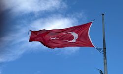 Niğde Kalesi’ndeki bayrak rüzgara dayanamadı