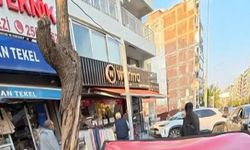 Kontrolden çıkan otomobil çarşıyı birbirine kattı