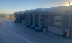 Pancar yüklü tır devrildi: 1 yaralı