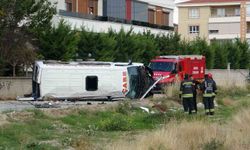 Konya'da servis minibüsü ile otomobil çarpıştı: 9 yaralı