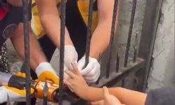 Korkuluğa saplanan çocuğun parmağını itfaiye kurtardı