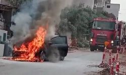 Park halindeki otomobil alev alev yandı