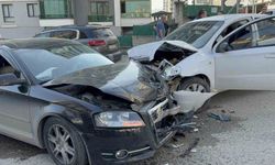Otomobiller çarpıştı: 3 yaralı