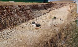 Otomobil 15 metre yükseklikten çalışma yapılan yola uçtu