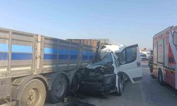 Tıra çarpan minibüs hurdaya döndü: 1 yaralı