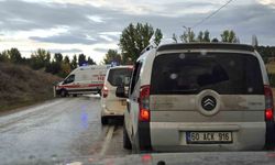 İki aracın kafa kafaya çarpıştığı kazada 5 kişi yaralandı