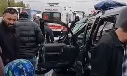 Tırla hafif ticari araç çarpıştı: 2 yaralı