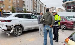 Niğde’de motosiklet park halindeki 3 otomobile çarptı