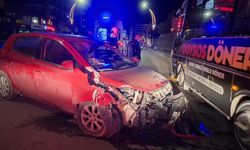Otomobil aydınlatma direğine çaptı 2 kişi yaralandı