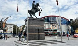 Niğde’de Atatürk heykelinde bakım çalışması