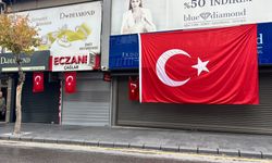 Niğde’de esnaf iş yerlerini Türk bayraklarıyla donattı