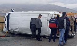 Öğrenci servisi devrildi: 10 yaralı