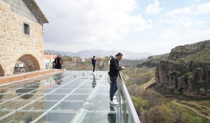 Niğde’nin cam terası manzarasıyla ziyaretçilerin ilgisini çekiyor