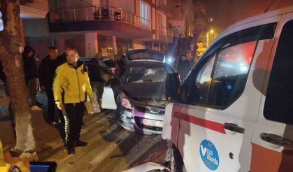 Balıkesir'de dolmuş taksi ile otomobil kafa kaya çarpıştı