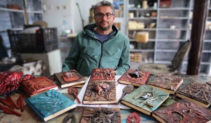 Defterleri deri kullanarak sanata dönüştürüyor