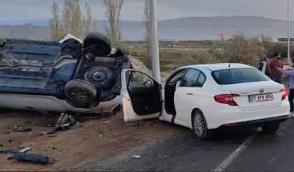 İki otomobil kafa kafaya çarpıştı