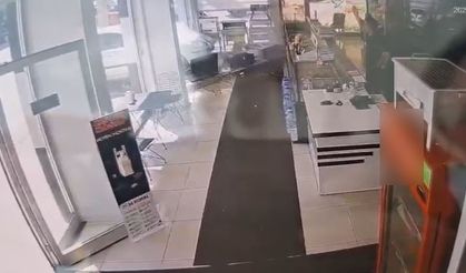 Fren yerine gaza bastı, kasap dükkanına daldı