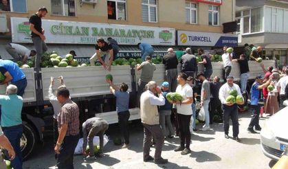 Çiftçi 30 ton karpuz dağıttı