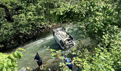 Araç dereye uçtu: 2 ölü, 1 yaralı