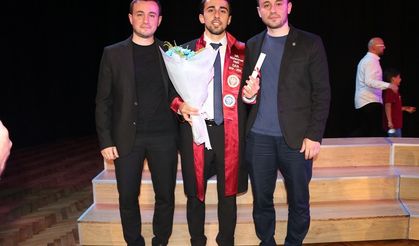 İkiz doktorların kardeşi de doktor oldu