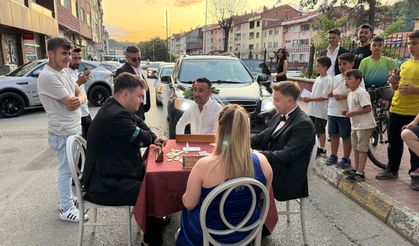 Okey masası kurarak düğün konvoyunun önünü kestiler