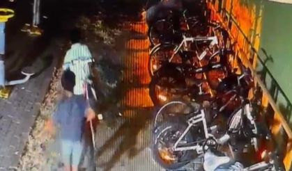 Bahçedeki 4 bisikleti saniyeler içinde çaldılar