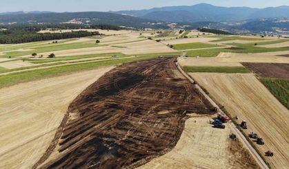 Balya yapan çiftçi anız yangınını fark etti