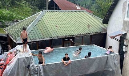 Çocuklar için kamyonun kasasını su ile doldurdu