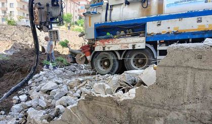 İş makinesi su borusunu patlattı: İstinat duvarı yıkıldı