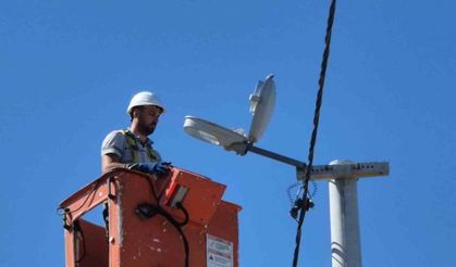 Kavurucu sıcaklarda elektrik direklerinde enerji nöbeti