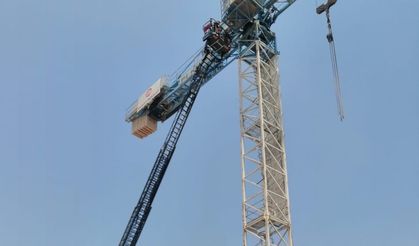 Kule vinçte fenalaşan operatörü itfaiye kurtardı