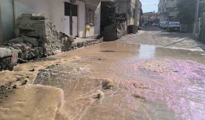 İçme suyu hattı patladı, çarşı merkezi sular altında kaldı