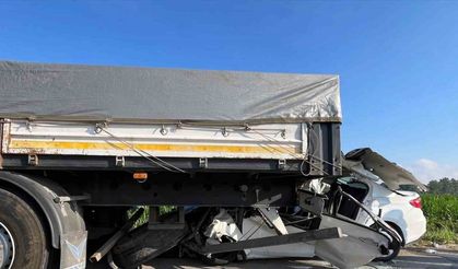 Otomobil, ok gibi saplandı: 1 ölü, 1 yaralı