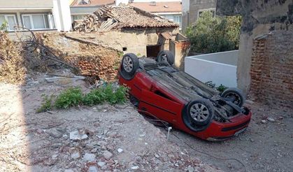 Park etmeye çalıştı takla atan araç arsaya düştü