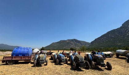 Sulama suyu verilmeyen köylüler traktörle su taşıyor