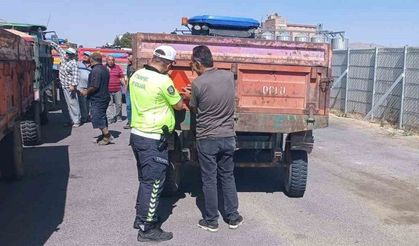 Traktör kazalarını önlemek için römorklara reflektör takıldı