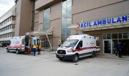 Üzerlerine inşaat kalıbı düşen iki işçi yaralandı