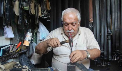 2 metrekarelik dükkanında 60 yıldır baba mesleğini yaşatıyor