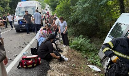 Servis minibüsü kaza yaptı: 15 yaralı