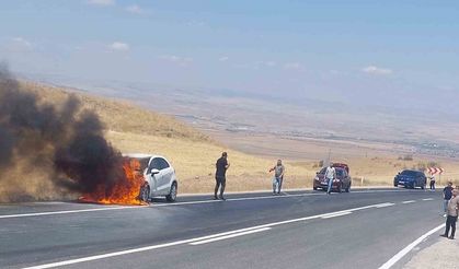 Seyir halindeki araç alev alev yandı