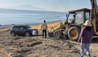 Araçlarıyla yolda kalan piknikçilerin yardımına muhtar koştu