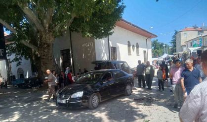 Asırlık çınarın dalı otomobilin üzerine düştü