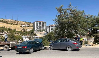 2 otomobil kafa kafaya çarpıştı: 2 yaralı