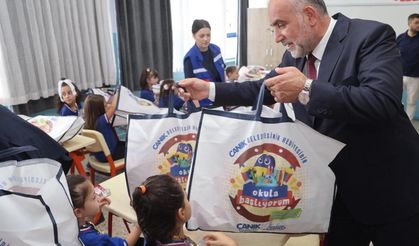 Öğrencilerin çanta ve kırtasiye setinin hepsi belediyeden